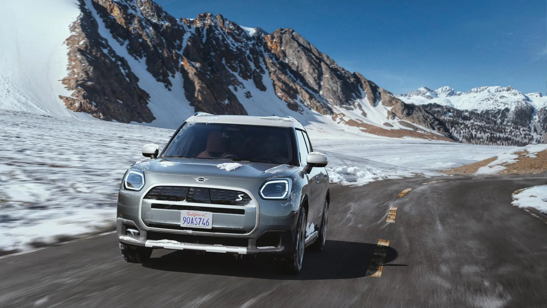 MINI Countryman in the snow.