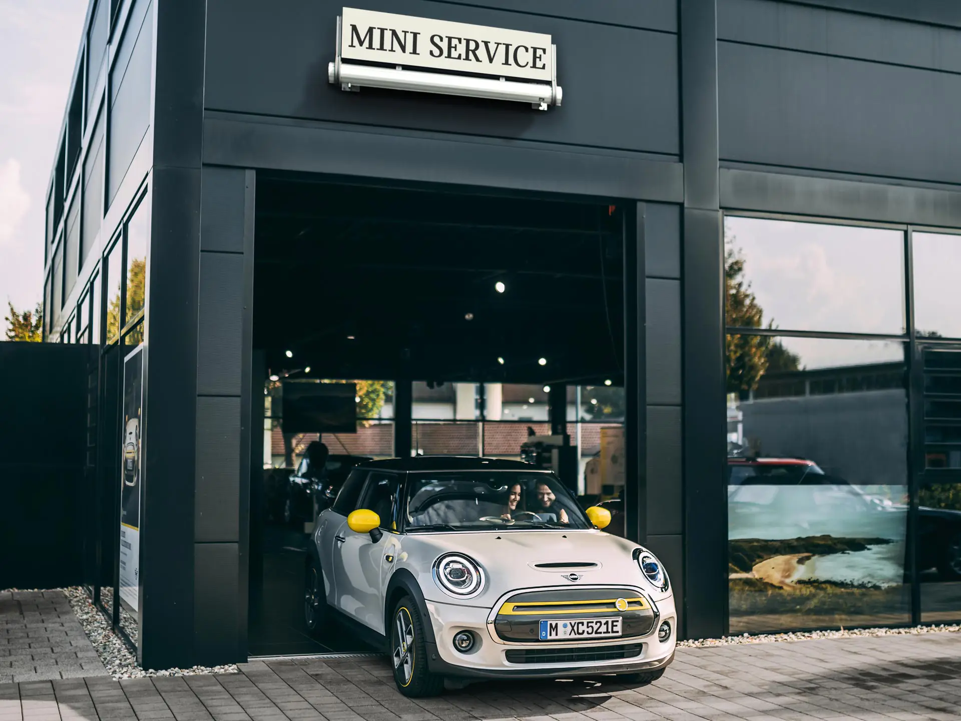 MINI leaves MINI Service Center.