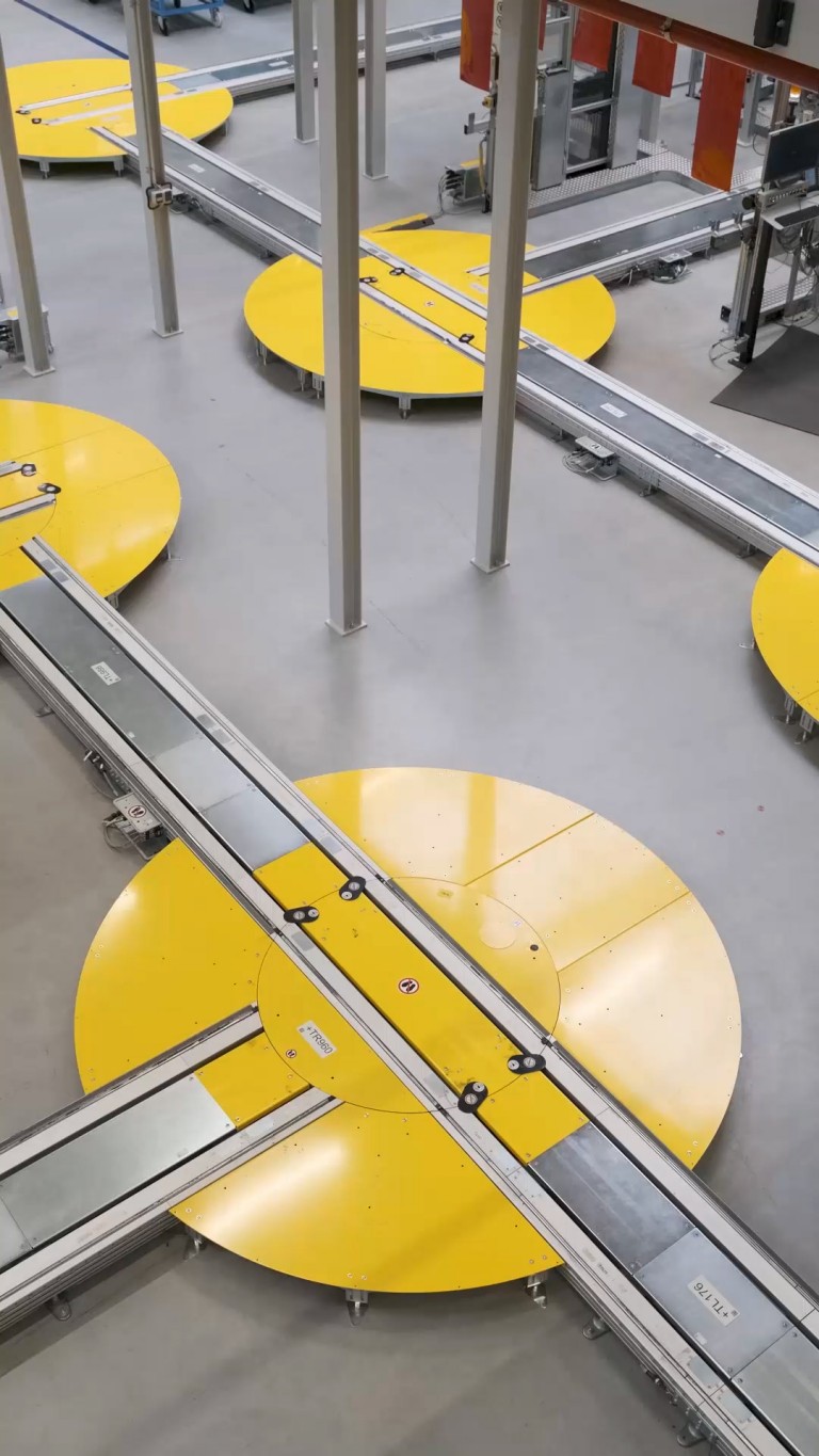 Moving part on the production line is switched onto a perpendicular rail.