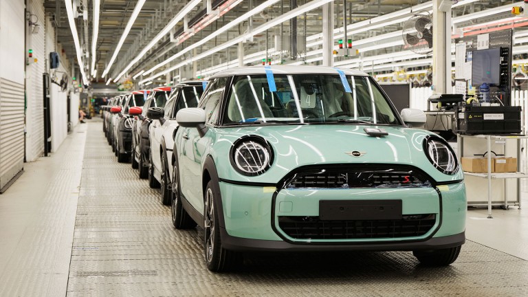 Верхний свет освещает новый MINI Cooper цвета Ocean Wave Green, сходящий с производственной линии завода в Оксфорде.