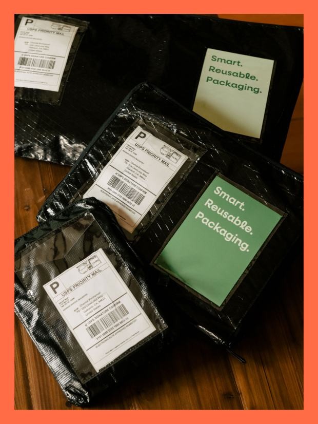 Изображение нескольких многоразовых пакетов для экологичной доставки от стартапа LimeLoop.